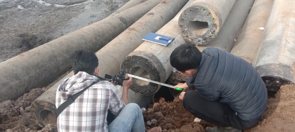 Mưa lớn gây bất lợi cho việc đưa thi thể bé Hạo Nam lên mặt đất