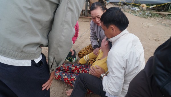 Mưa lớn gây bất lợi cho việc đưa thi thể bé Hạo Nam lên mặt đất