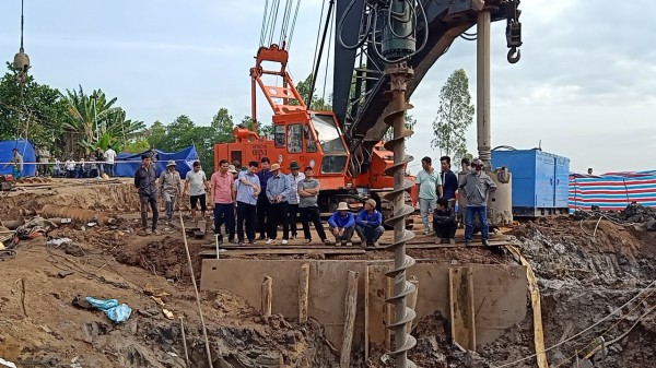 Mưa lớn gây bất lợi cho việc đưa thi thể bé Hạo Nam lên mặt đất