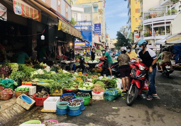 Ngán sơn hào hải vị, rau lang, càng cua… hút hàng ngày mùng 4 tết