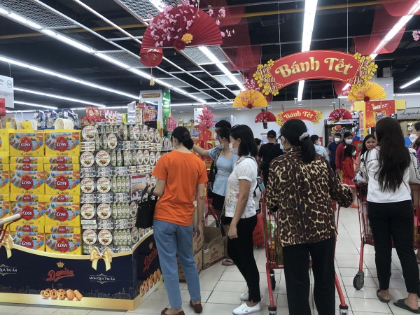 Ngày 27 Tết Quý Mão siêu thị bắt đầu đông khách