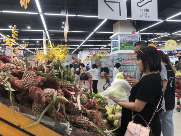 Ngày 27 Tết Quý Mão siêu thị bắt đầu đông khách