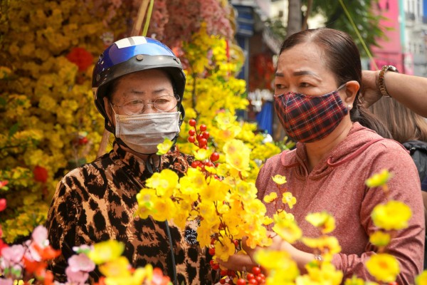 Ngày cuối năm 2022, người dân TP.HCM tấp nập đi mua đồ trang trí Tết