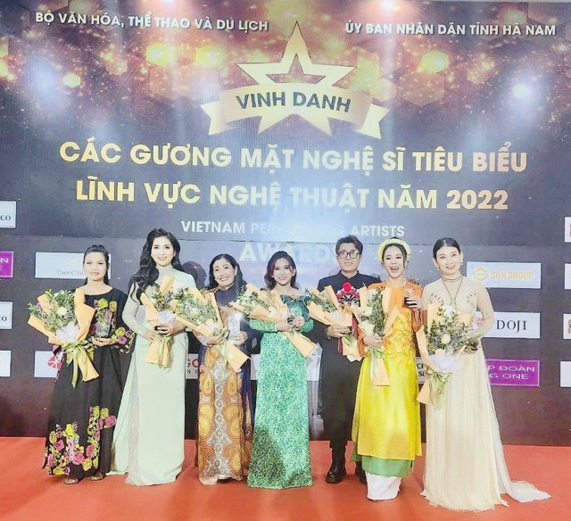 Nghệ sĩ Bình Tinh được vinh danh “Gương mặt nghệ sĩ tiêu biểu ngành nghệ thuật 2022” - Ảnh 1.