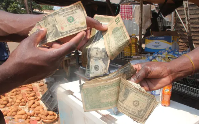 Nghề sửa, vá tiền USD cũ ở Zimbabwe