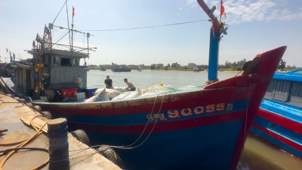 Ngư dân Quảng Ngãi bám biển xuyên tết