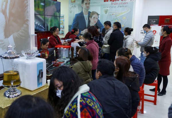 Người dân Hà Nội đổ xô đi mua vàng trước ngày Vía Thần Tài Người dân Hà Nội đổ xô đi mua vàng trước ngày Vía Thần Tài