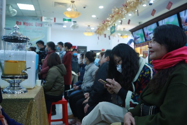 Người dân Hà Nội đổ xô đi mua vàng trước ngày Vía Thần Tài Người dân Hà Nội đổ xô đi mua vàng trước ngày Vía Thần Tài