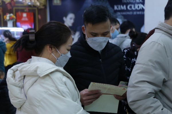 Người dân Hà Nội đổ xô đi mua vàng trước ngày Vía Thần Tài Người dân Hà Nội đổ xô đi mua vàng trước ngày Vía Thần Tài