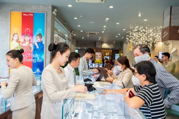 Người dân TP.HCM đổ xô đi mua vàng sớm để tránh cảnh chen lấn ngày Thần Tài