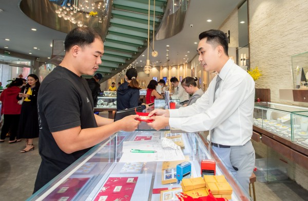 Người dân TP.HCM đổ xô đi mua vàng sớm để tránh cảnh chen lấn ngày Thần Tài