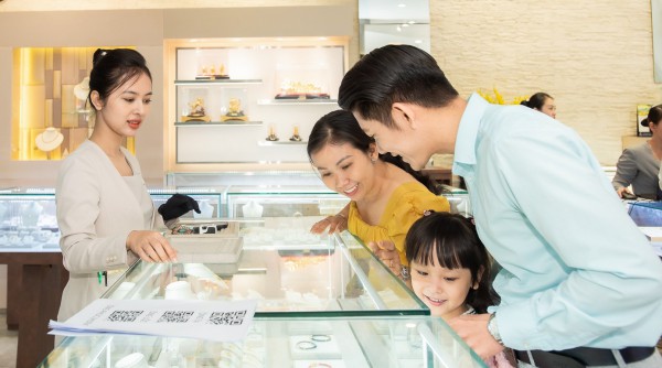 Người dân TP.HCM đổ xô đi mua vàng sớm để tránh cảnh chen lấn ngày Thần Tài