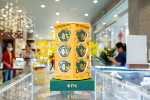 Người dân TP.HCM đổ xô đi mua vàng sớm để tránh cảnh chen lấn ngày Thần Tài