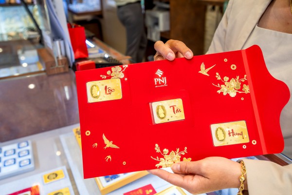 Người dân TP.HCM đổ xô đi mua vàng sớm để tránh cảnh chen lấn ngày Thần Tài