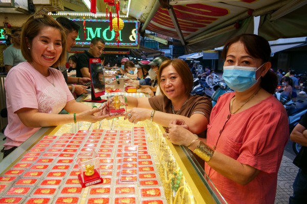Người dân TP.HCM đổ xô đi mua vàng sớm để tránh cảnh chen lấn ngày Thần Tài