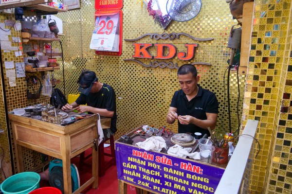 Người dân TP.HCM đổ xô đi mua vàng sớm để tránh cảnh chen lấn ngày Thần Tài Người dân TP.HCM đổ xô đi mua vàng sớm để tránh cảnh chen lấn ngày Thần Tài