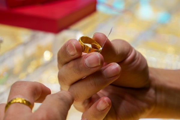 Người dân TP.HCM đổ xô đi mua vàng sớm để tránh cảnh chen lấn ngày Thần Tài Người dân TP.HCM đổ xô đi mua vàng sớm để tránh cảnh chen lấn ngày Thần Tài