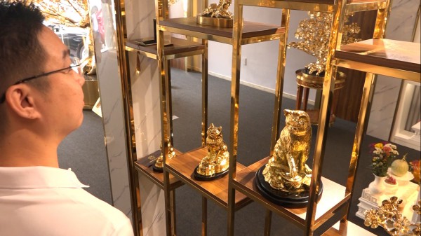 Người dân TP.HCM mua mèo mạ vàng 24k làm quà tặng Tết, xưởng sản xuất "cháy hàng"