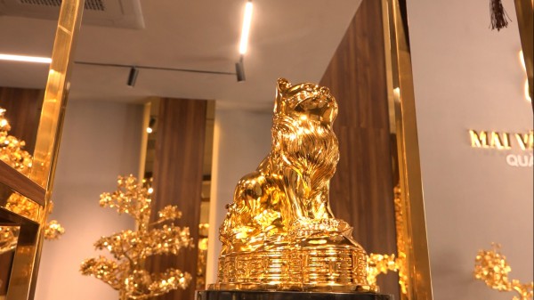 Người dân TP.HCM mua mèo mạ vàng 24k làm quà tặng Tết, xưởng sản xuất "cháy hàng"