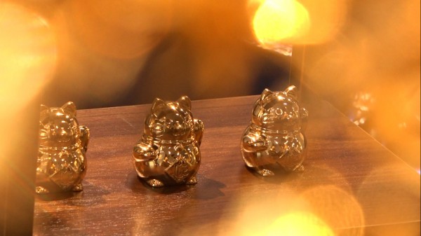 Người dân TP.HCM mua mèo mạ vàng 24k làm quà tặng Tết, xưởng sản xuất "cháy hàng"