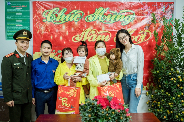 Người đẹp Miss World Việt Nam 2022 Bùi Khánh Linh giản dị khi làm thiện nguyện - Ảnh 1.