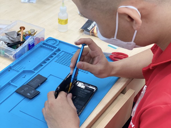 Người dùng sửa điện thoại thay vì mua mới để tiết kiệm