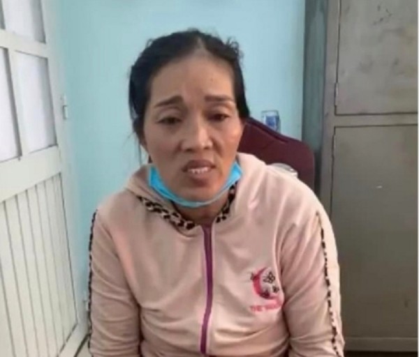 Người phụ nữ lừa bé 7 tuổi để lấy khuyên tai vàng