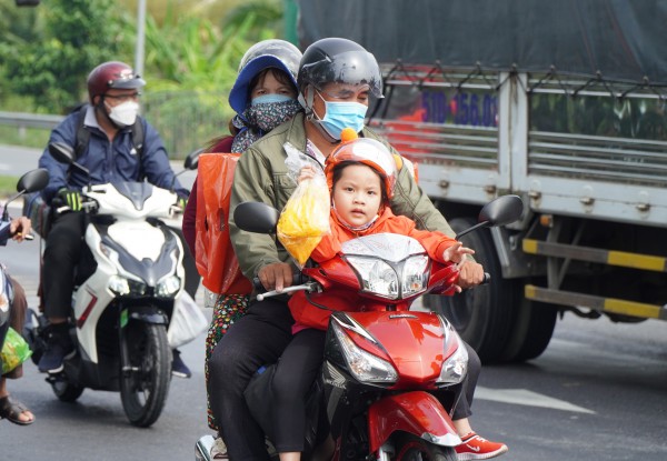 Người xa xứ trên đường về quê ăn tết: Quà chất đầy xe, nôn nao sum họp