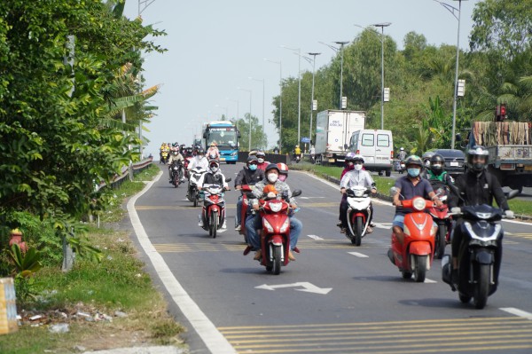 Người xa xứ trên đường về quê ăn tết: Quà chất đầy xe, nôn nao sum họp
