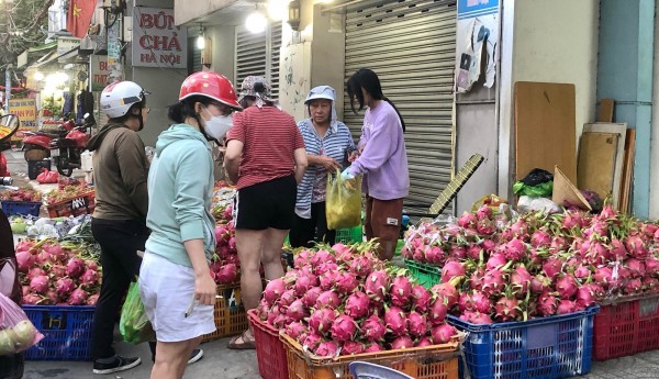 Nhà nhà mua cúng sáng 30 Tết Nguyên đán, trái cây tăng giá gấp 2 - 3 lần