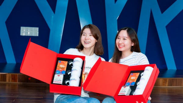 Nhắn gửi gì trong hàng chục ngàn quà tết trường tặng sinh viên 