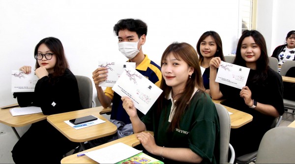 Nhắn gửi gì trong hàng chục ngàn quà tết trường tặng sinh viên 