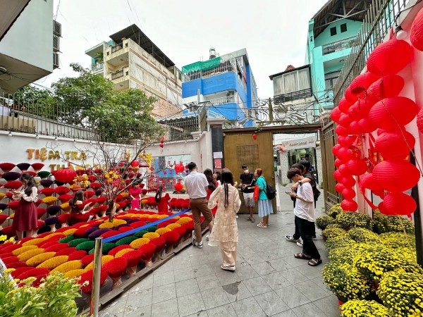 Nhiều quán cà phê TP.HCM ‘mặc áo tết’ gây sốt, ùn ùn người đến check-in