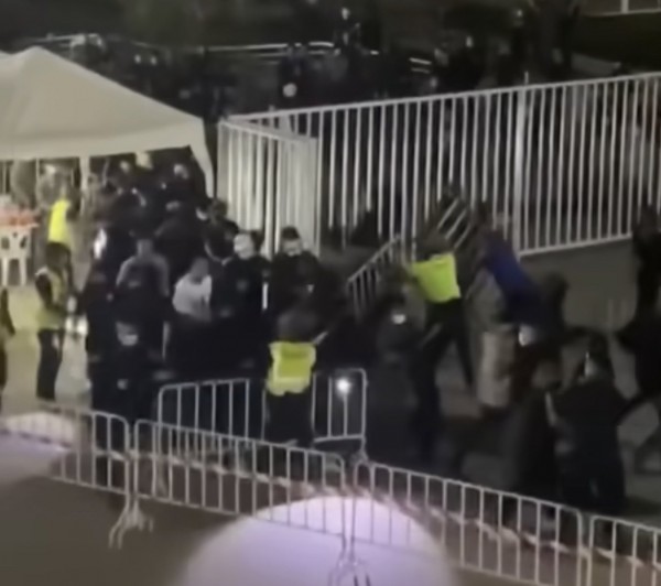 Nhóm CĐV Ultras Thái Lan bị cáo buộc đánh cảnh sát và đốt pháo sáng