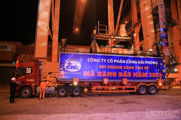 Những mã hàng đầu tiên của năm 2023 trên các bến cảng Hải Phòng Những mã hàng đầu tiên của năm 2023 trên các bến cảng Hải Phòng