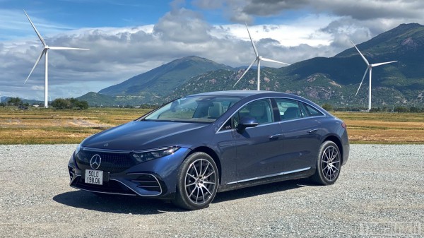 Ô tô điện Mercedes EQS thực tế lăn bánh bao xa, có đúng 850 km như 