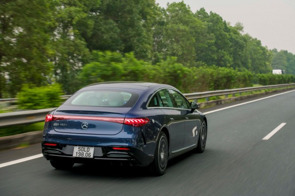 Ô tô điện Mercedes EQS thực tế lăn bánh bao xa, có đúng 850 km như 