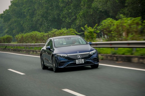 Ô tô điện Mercedes EQS thực tế lăn bánh bao xa, có đúng 850 km như 