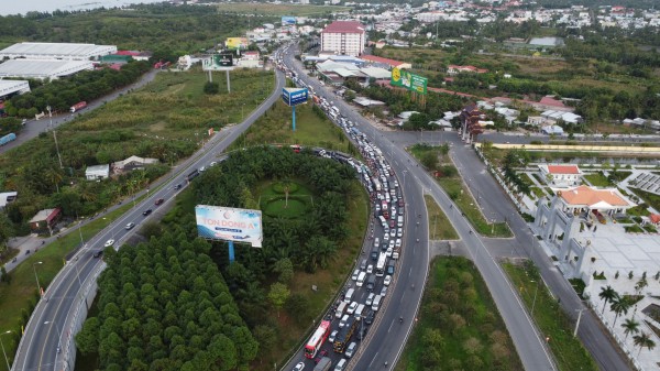 Ô tô hỏng trên cầu Mỹ Thuận, đường rời miền Tây tê liệt từ sáng đến chiều