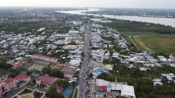 Ô tô hỏng trên cầu Mỹ Thuận, đường rời miền Tây tê liệt từ sáng đến chiều