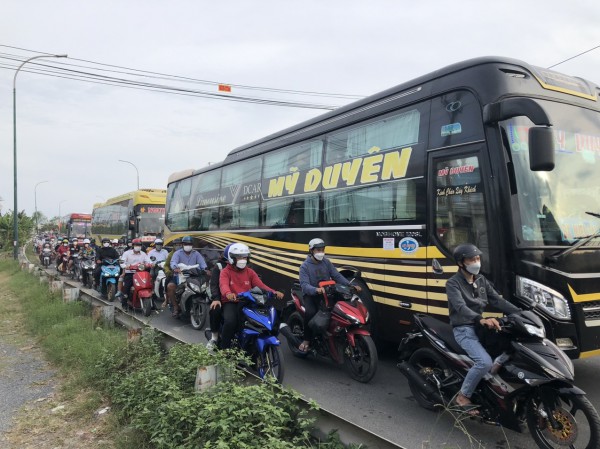 Ô tô hỏng trên cầu Mỹ Thuận, đường rời miền Tây tê liệt từ sáng đến chiều