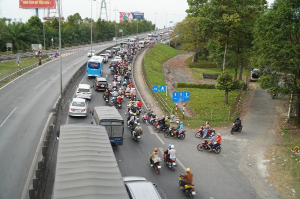 Ô tô hỏng trên cầu Mỹ Thuận, đường rời miền Tây tê liệt từ sáng đến chiều