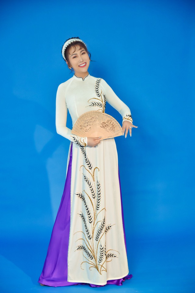 Phi Thanh Vân mặc áo dài nền nã đón Tết, tiết lộ 3 dự án lớn trong năm 2023 - Ảnh 2.