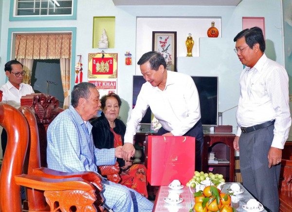 Phó thủ tướng Chính phủ Lê Minh Khái tặng quà tết ở Cà Mau