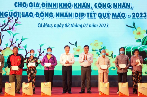 Phó thủ tướng Chính phủ Lê Minh Khái tặng quà tết ở Cà Mau
