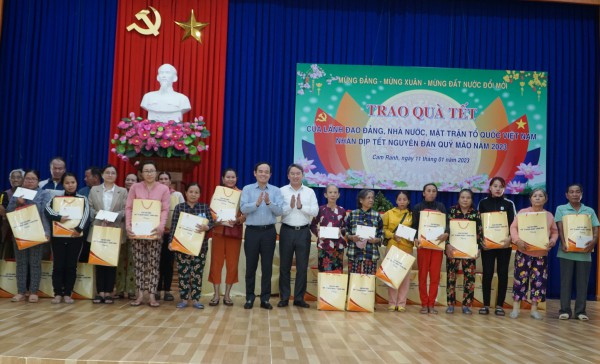 Phó thủ tướng Trần Lưu Quang thăm, tặng quà tết tại Khánh Hòa