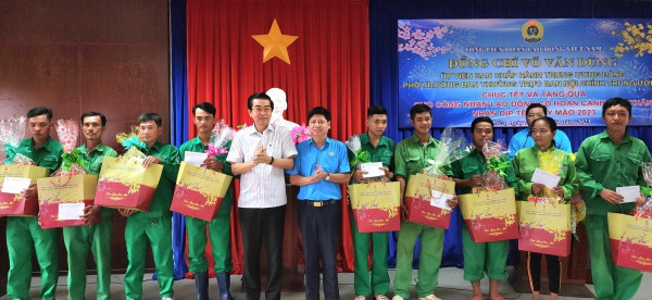 Phó trưởng Ban Nội chính T.Ư Võ Văn Dũng tặng quà tết tại Bạc Liêu