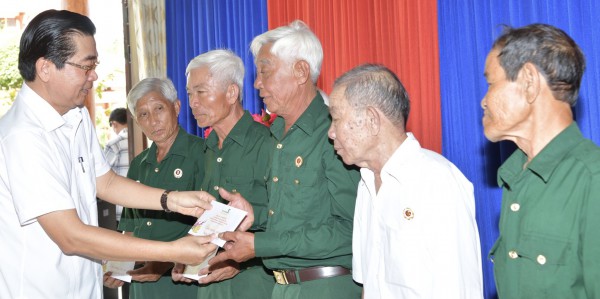 Phó trưởng Ban Nội chính T.Ư Võ Văn Dũng tặng quà tết tại Bạc Liêu