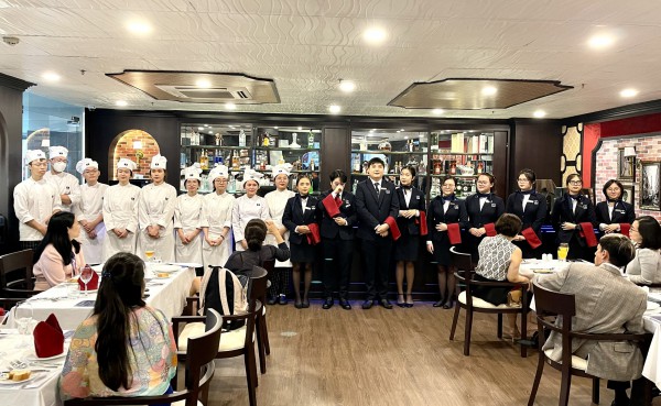 Phụ huynh xúc động vì được ăn món con nấu trong bài thi cuối kỳ