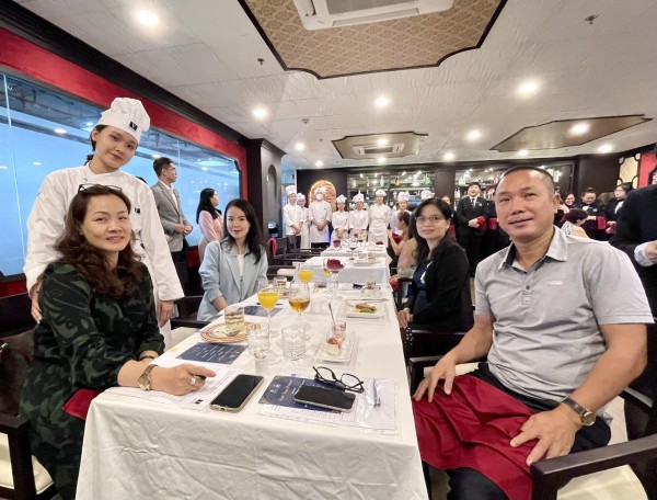 Phụ huynh xúc động vì được ăn món con nấu trong bài thi cuối kỳ